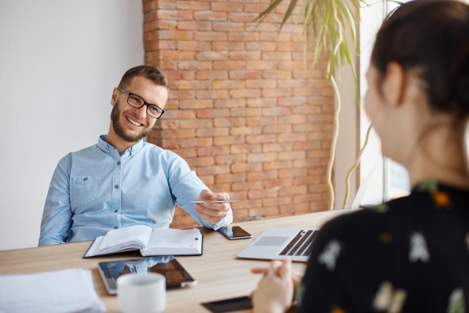 Finanzmarkt-Analysewerkzeuge und Diagramme auf einem modernen Arbeitsplatz