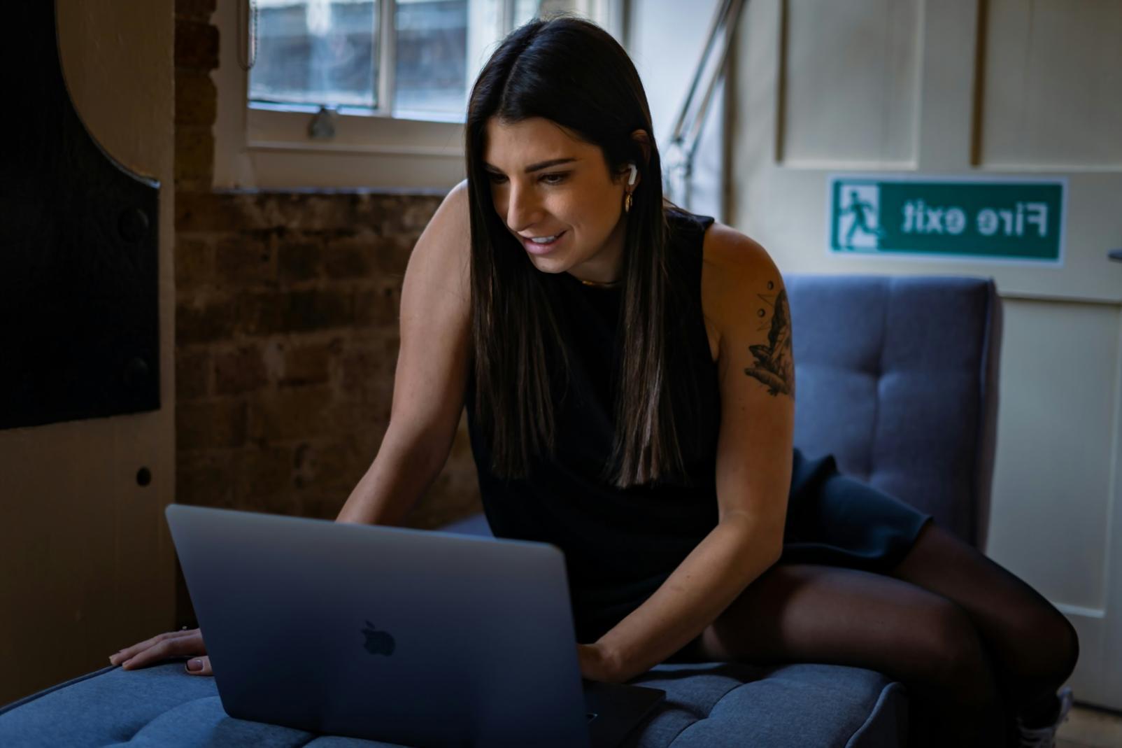 Praktische Finanzanalyse am Computer mit Diagrammen und Trendlinien