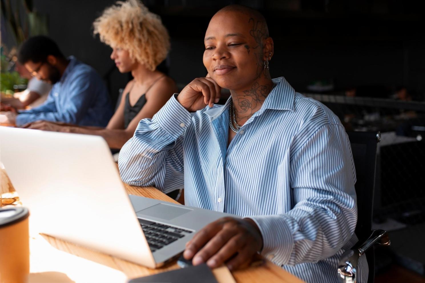 Verschiedene Finanzdiagramme und Analysemethoden auf Monitoren dargestellt