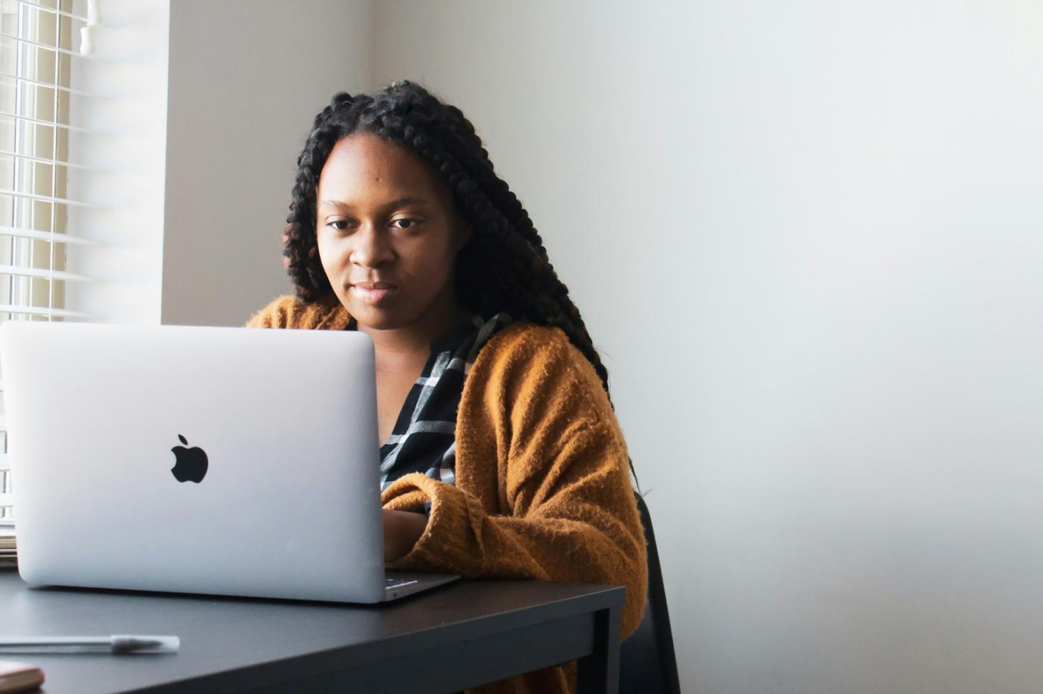 Moderne Arbeitsumgebung mit Finanzanalysen und Charts